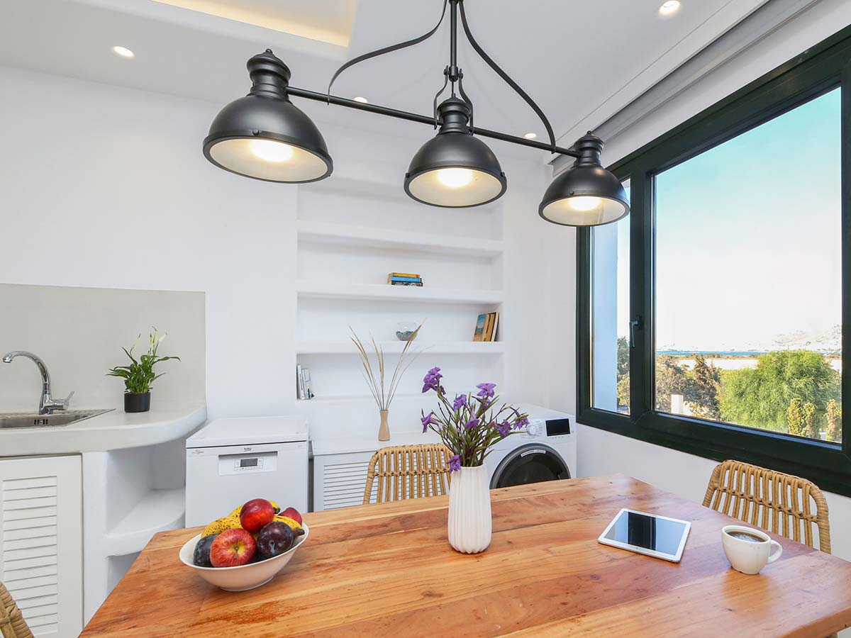 Ξύλινο τραπέζι φαγητού δίπλα στην κουζίνα της One-Bedroom Villa στη Νάξο