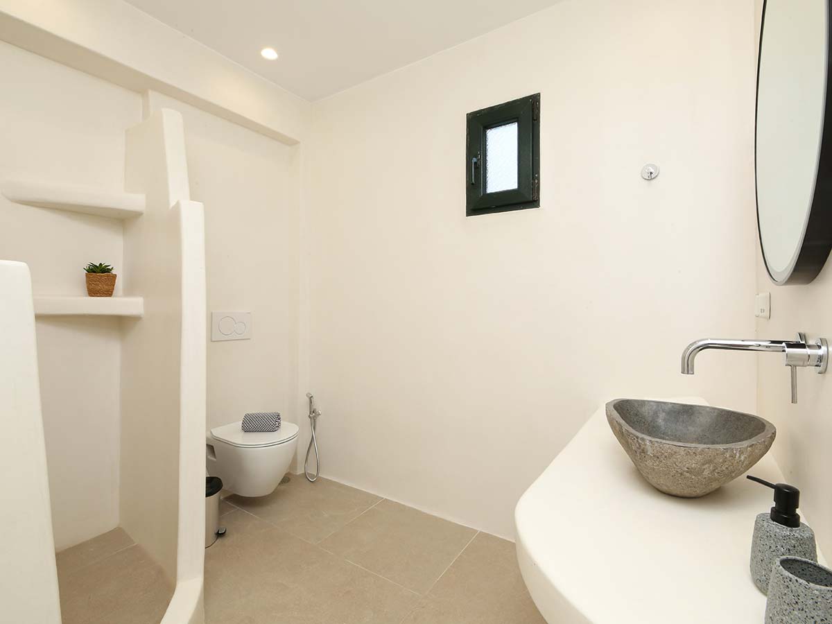 Ευρύχωρο μπάνιο στη One-Bedroom Villa των Sigma Villas