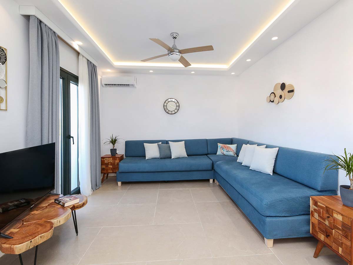 Καθιστικό της One-Bedroom Villa στη Νάξο με μεγάλο γωνιακό καναπέ