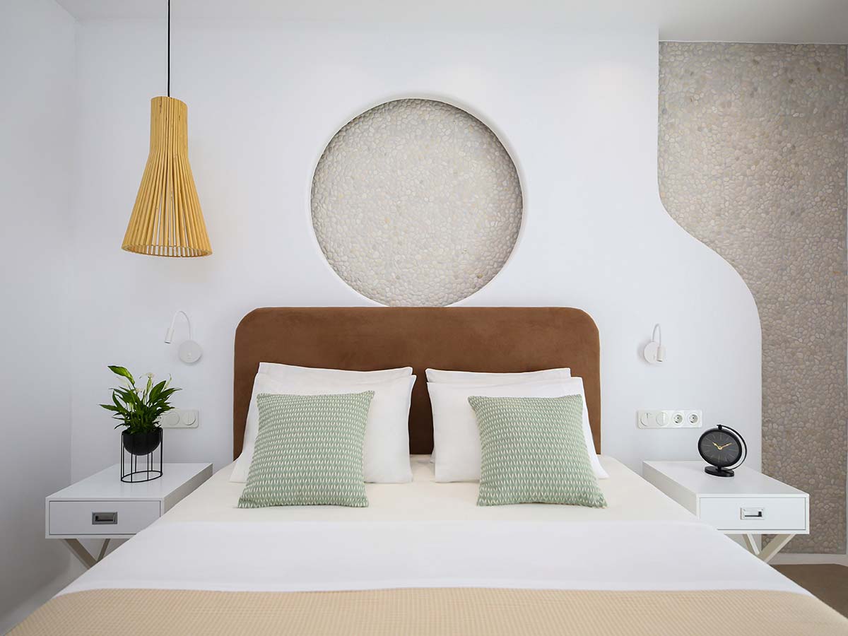 Υπνοδωμάτιο της One-Bedroom Villa με διπλό κρεβάτι και κυκλαδίτικες λεπτομέρειες
