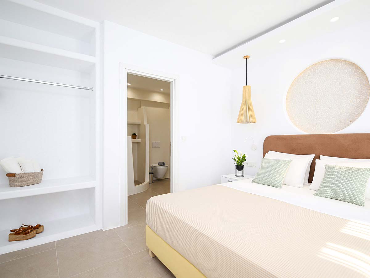 Ευρύχωρο υπνοδωμάτιο της One-Bedroom Villa με διπλό κρεβάτι, ανοιχτή ντουλάπα και ensuite μπάνιο