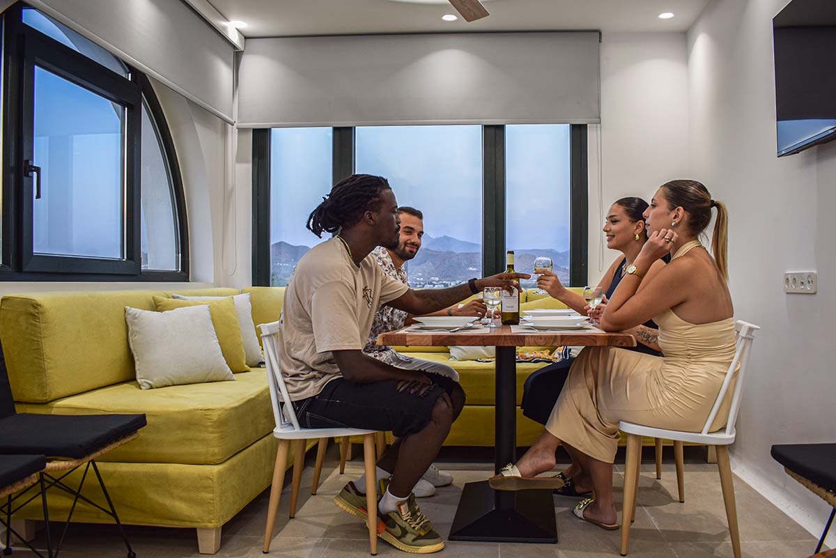 Τραπεζαρία της Six-person villa με χώρο για παρέα και θέα