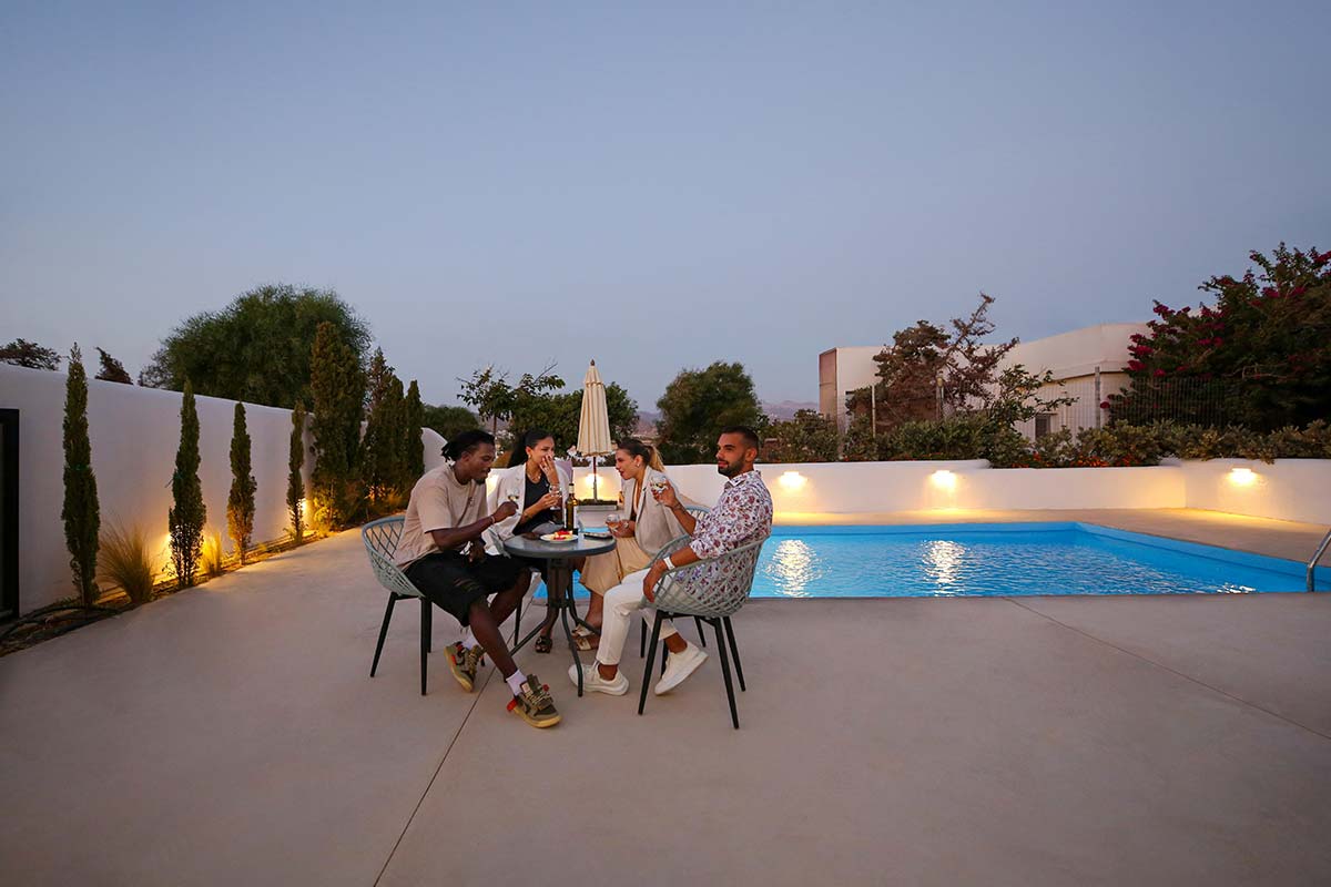 Ιδιωτική πισίνα της Six-person villa με εξωτερικό χώρο χαλάρωσης το βράδυ