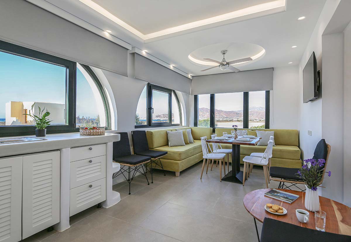 Καθιστικό της Six-person villa με γωνιακό καναπέ και φωτεινό εσωτερικό χώρο