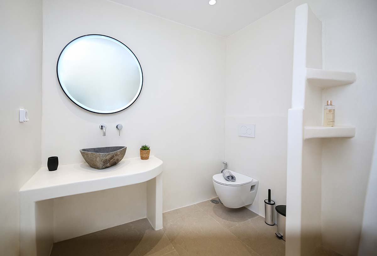 Μοντέρνο μπάνιο της Six-person villa με πέτρινο νιπτήρα