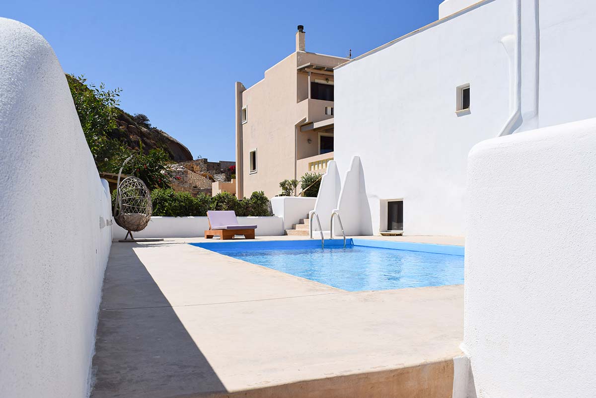 Ιδιωτική πισίνα της Six-person villa με ξαπλώστρα και εξωτερικό χώρο