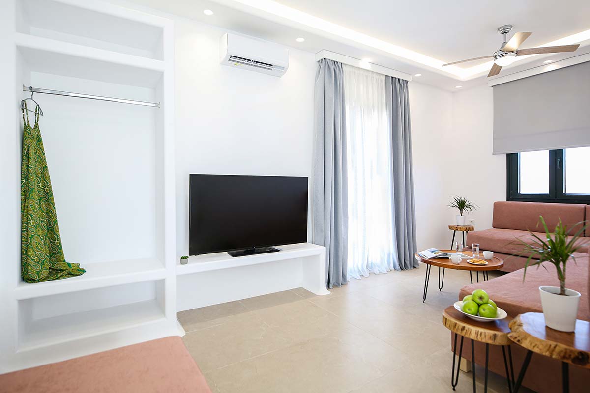 Καθιστικό της Six-person villa με καναπέδες και θέα προς το υπνοδωμάτιο