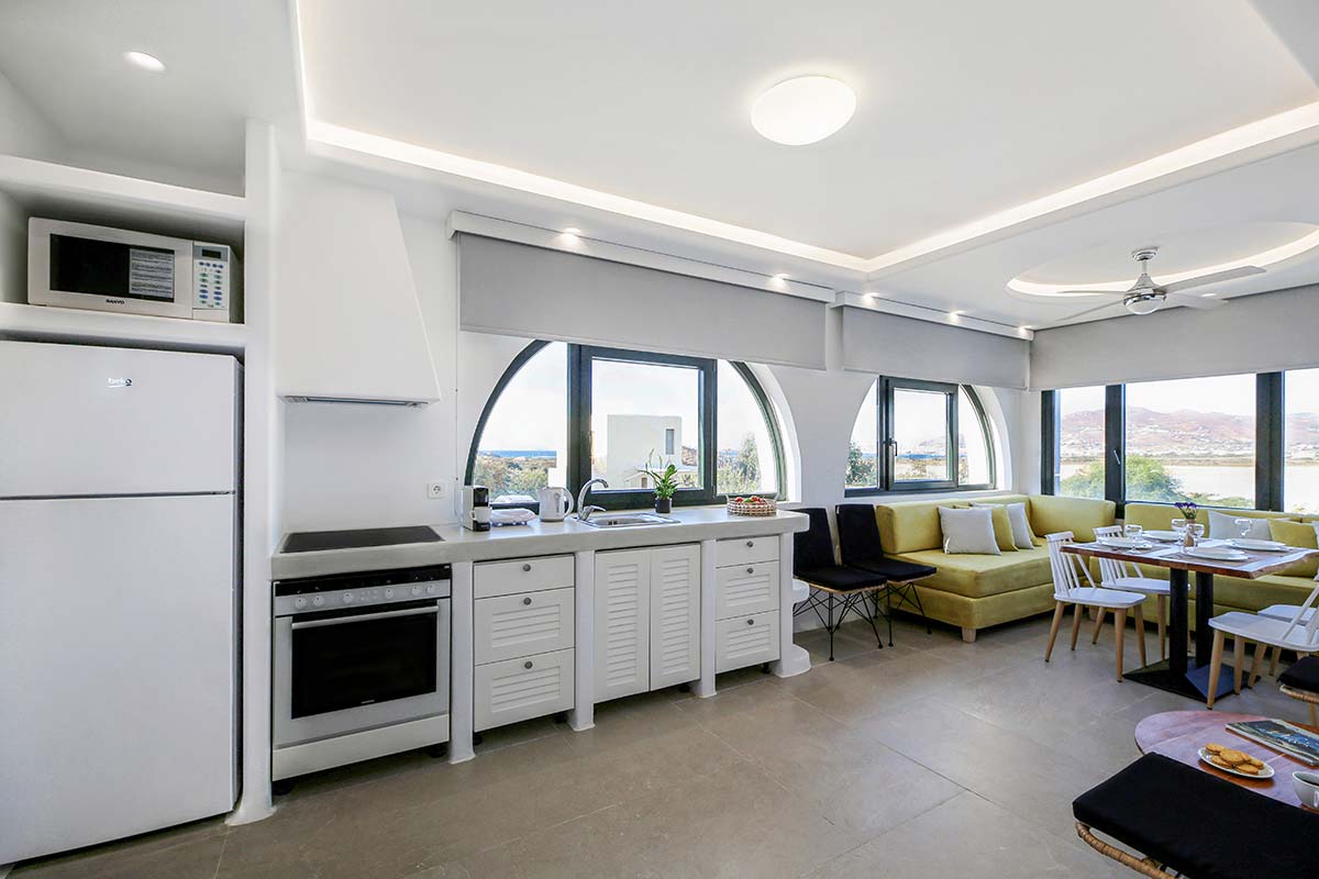 Ευρύχωρη κουζίνα και τραπεζαρία της Six-person villa με μεγάλες μπαλκονόπορτες
