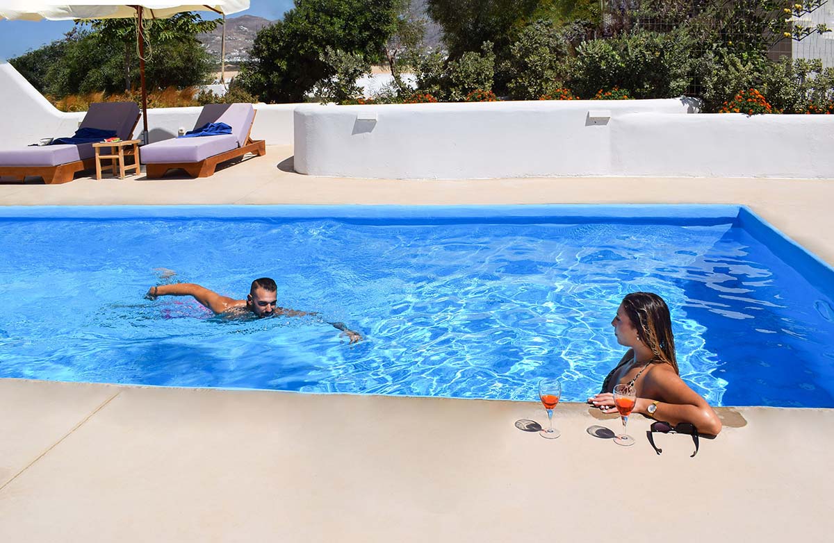 Εξωτερικός χώρος πισίνας της Six-person villa με ξαπλώστρες