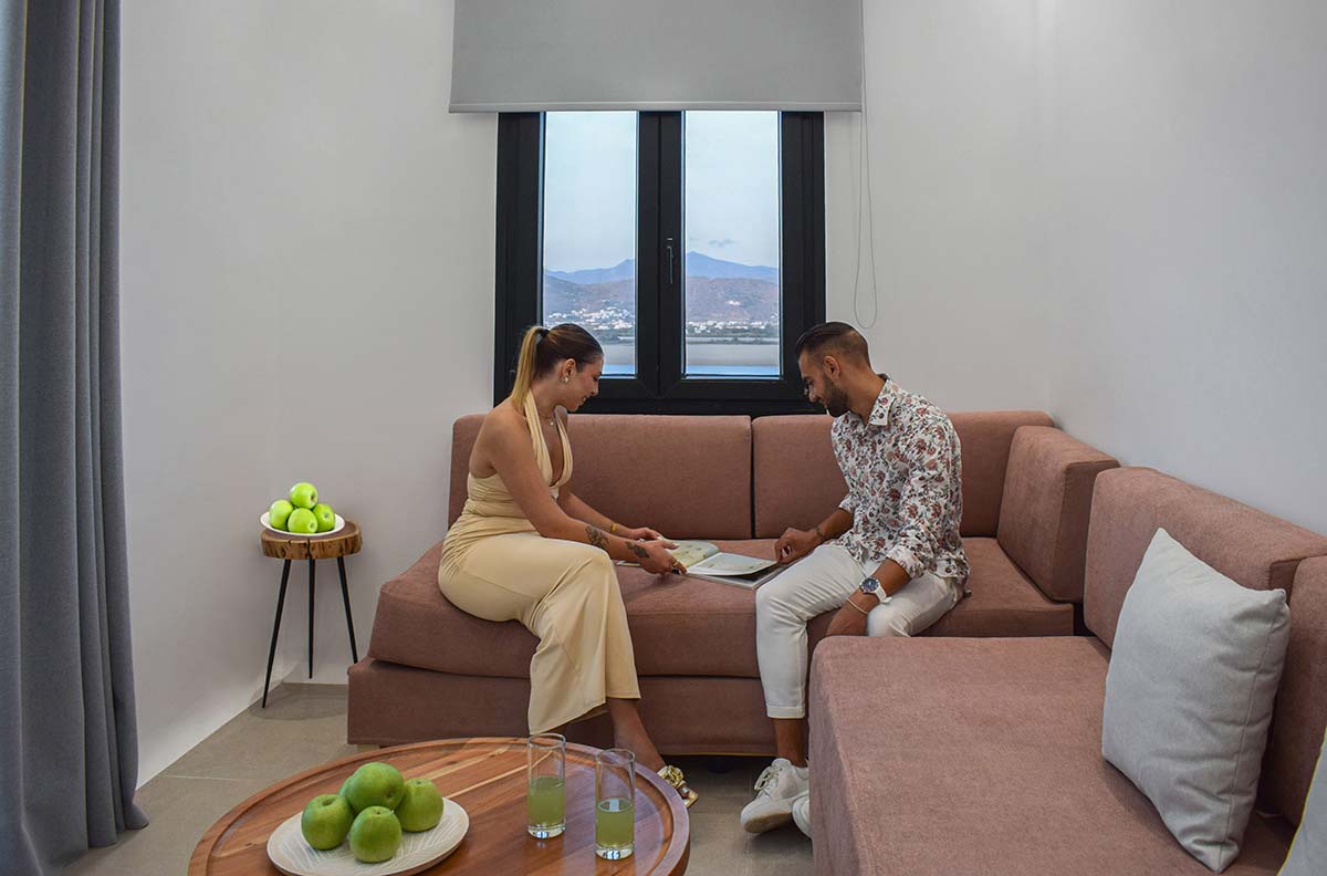 Καθιστικό της Six-person villa με γωνιακό καναπέ και παράθυρο με θέα